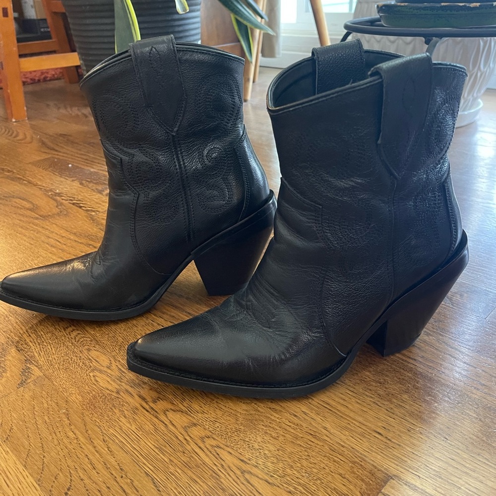 dingo Black Pointed Toe Western Ankle Booties